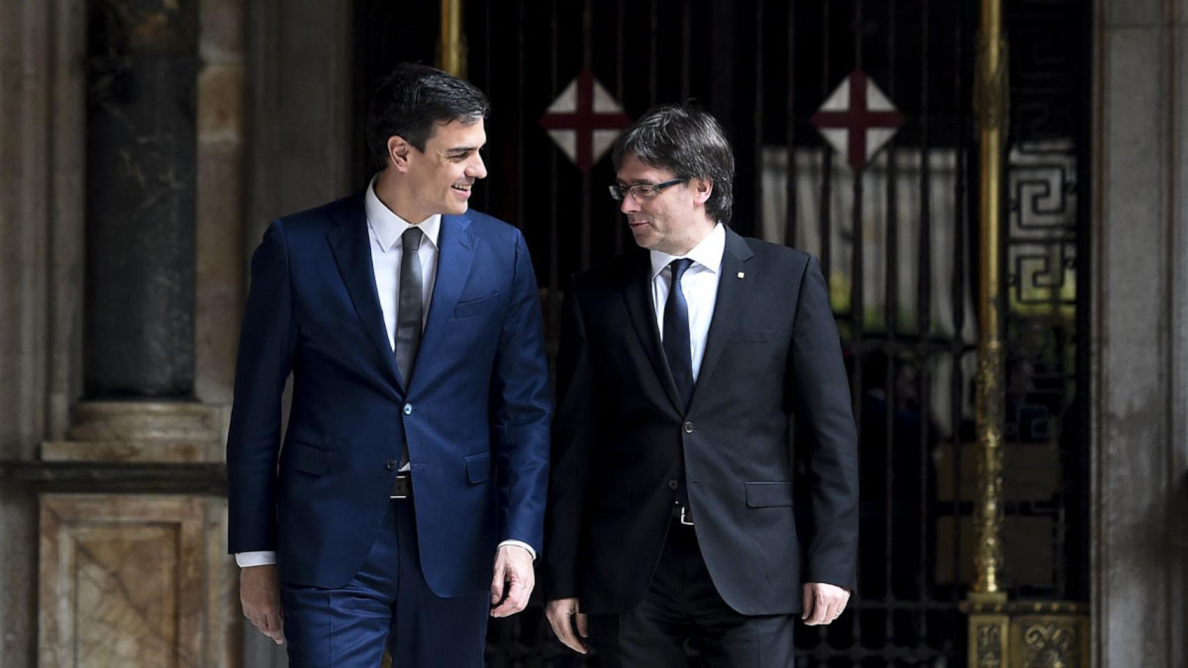 Pedro Sánchez y Carles Puigdemont, en una foto de archivo de 2016.