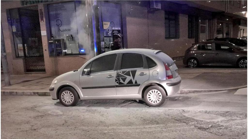 Imagen del vehículo que se encontraba ardiendo tras la intervención