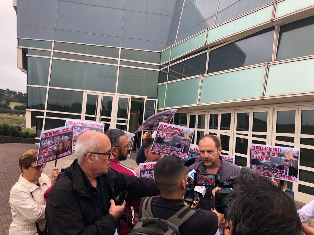 Víctimas y familiares atendiendo a medios en el último día del juicio por el accidente del tren Alvia