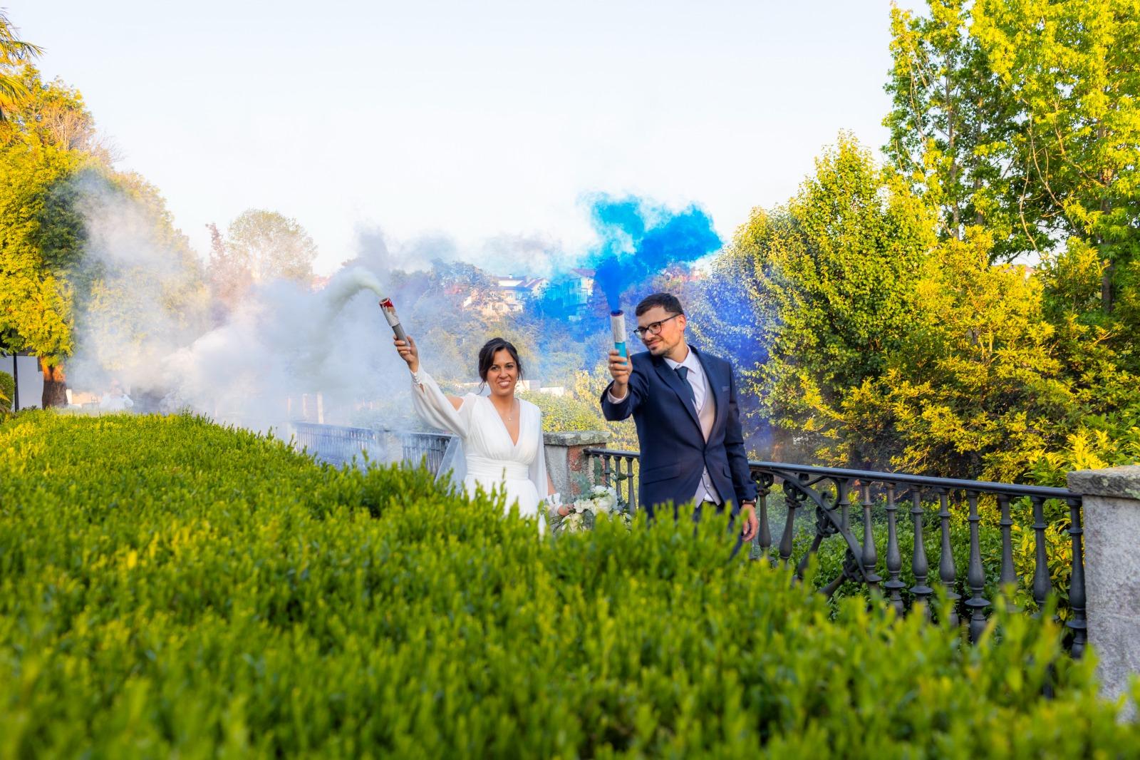 Sergio y Sofía entran con humo de color blanco y azul (Foto: ELFARERO Audiovisuales)