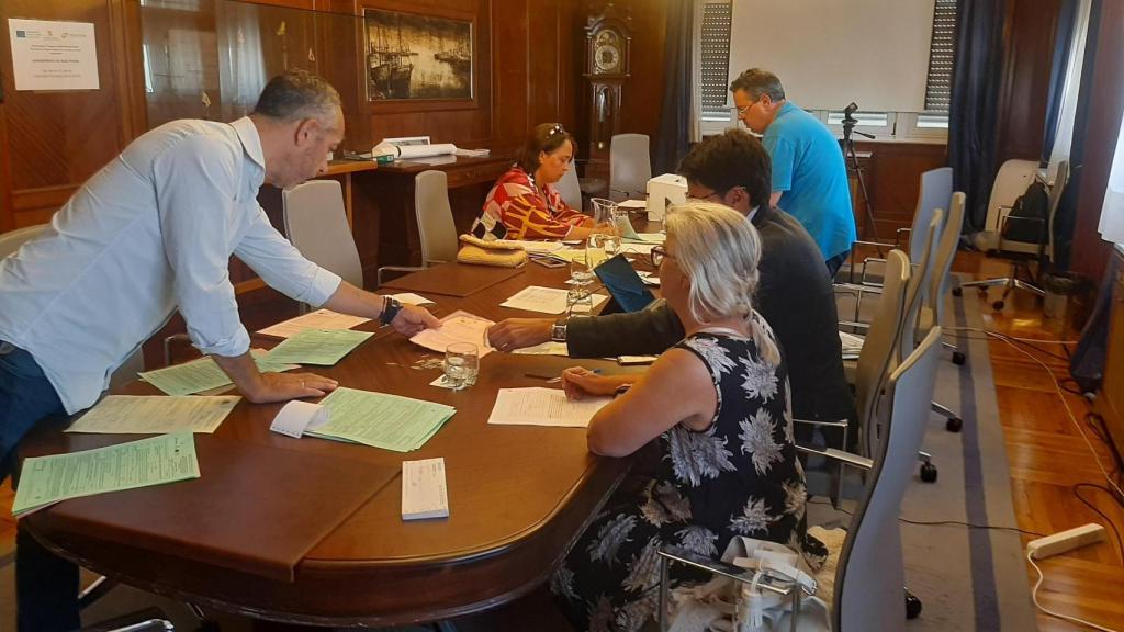 Varias personas trabajan con las actas de las expropiaciones.