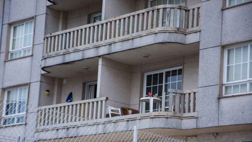 Balcón del que se cayeron los cuatro jóvenes.