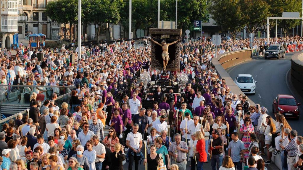 Centenares de fieles participan en una procesión en honor al Cristo de la Victoria.