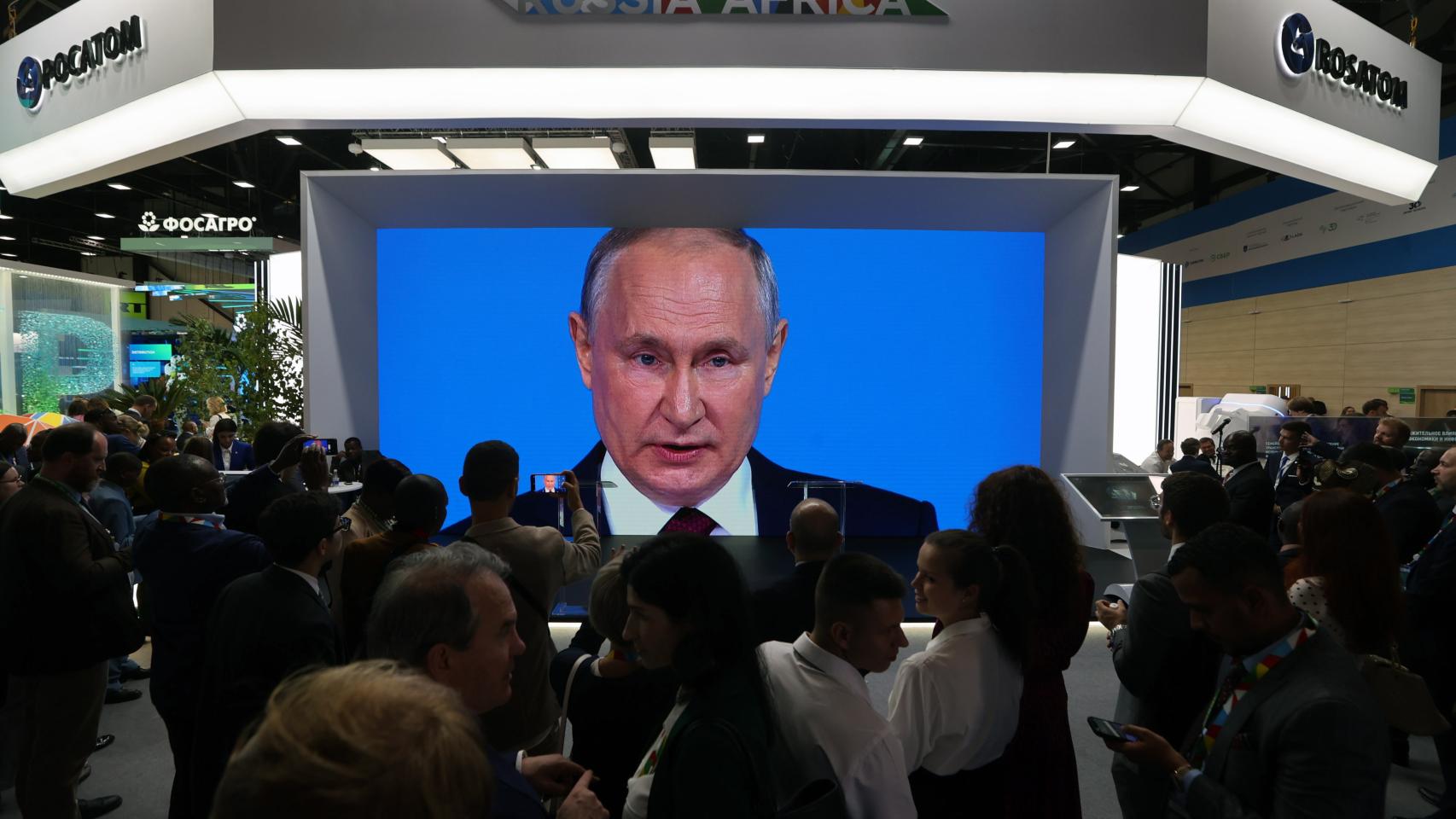 Putin se dirige a la sesión plenaria del Foro Económico y Humanitario de la Segunda Cumbre 'Rusia-África' en San Petersburgo.