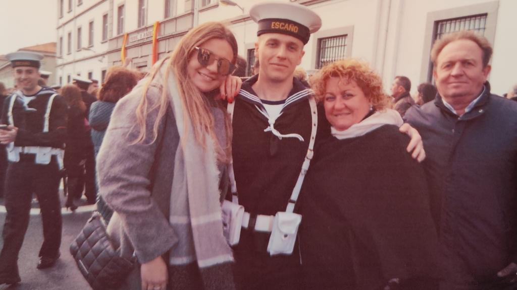 Valentín Carrasco, en su etapa en la Armada, abrazado por su hermana, María José, su madre, María José, y su padre, Juan Carlos.