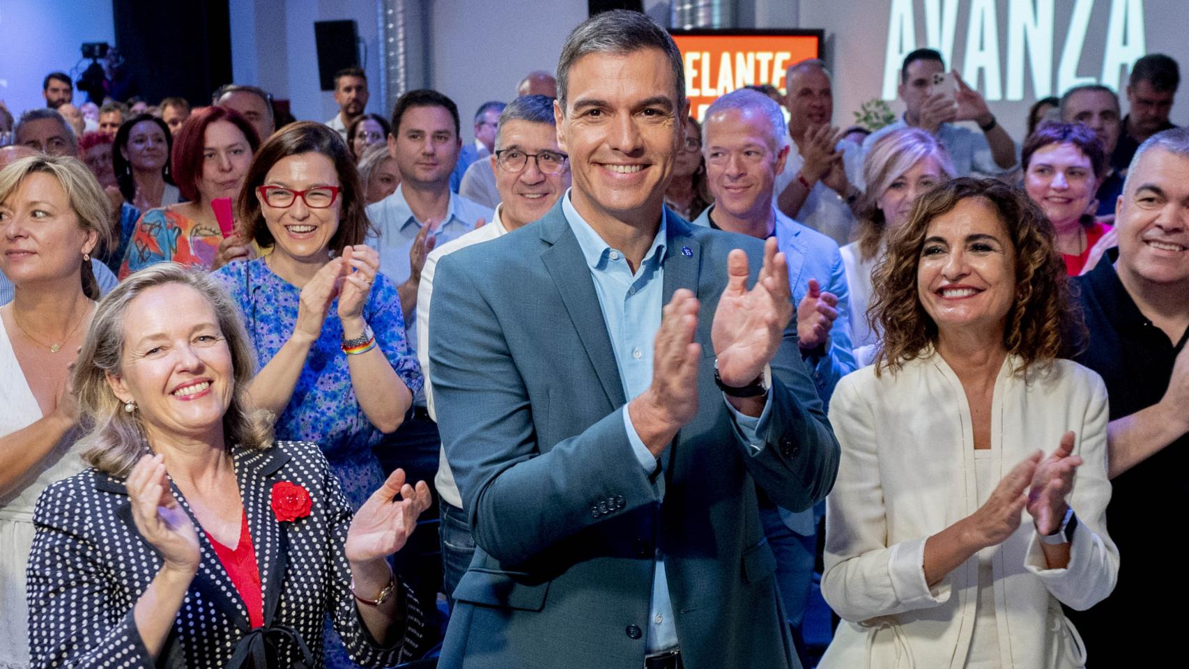 La vicepresidenta primera y ministra de Economía, Nadia Calviño; el secretario general del PSOE y presidente del Gobierno, Pedro Sánchez, y la ministra de Hacienda y Función Pública, María Jesús Montero.