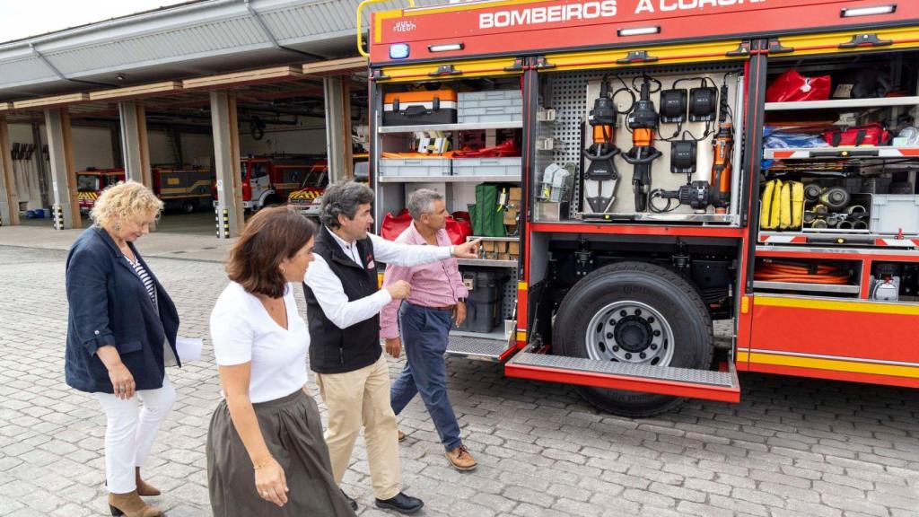 La alcaldesa visitó el parque de Bomberos este viernes.