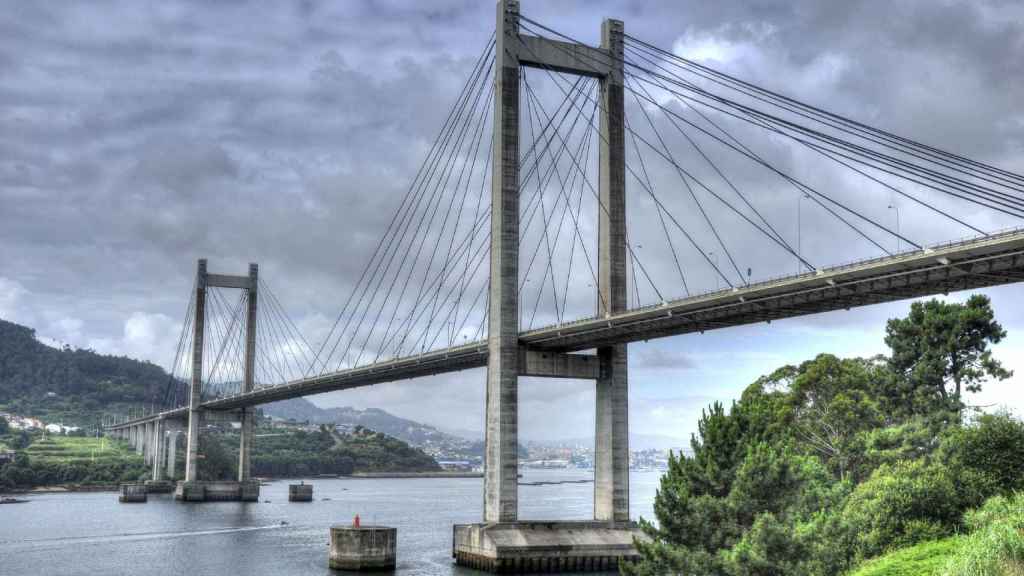 Puente de Rande nublado.