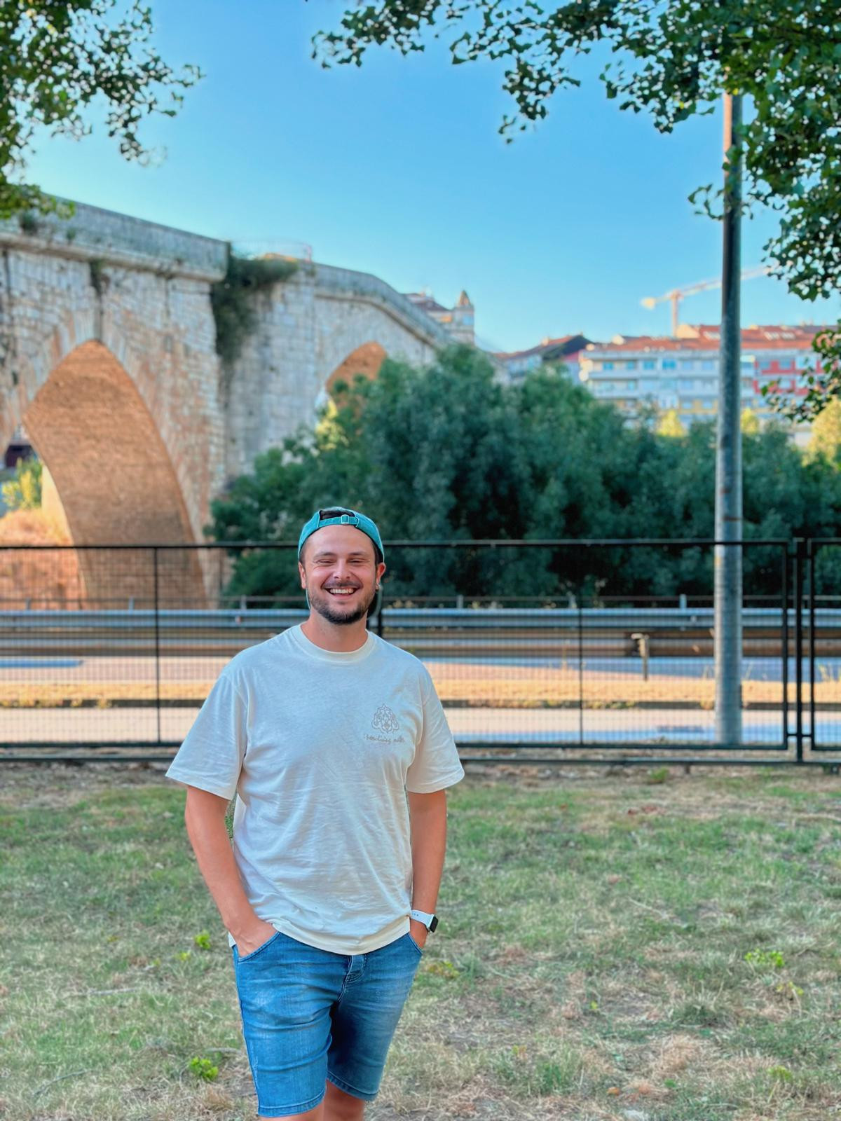 Javiescu junto a uno de los puentes ourensanos. (Cedida).