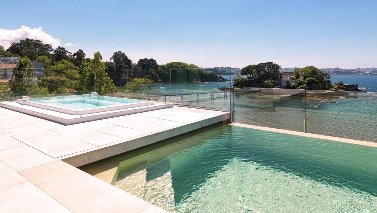 El jacuzzi y la piscina infinity en la azotea del Noa Boutique Hotel