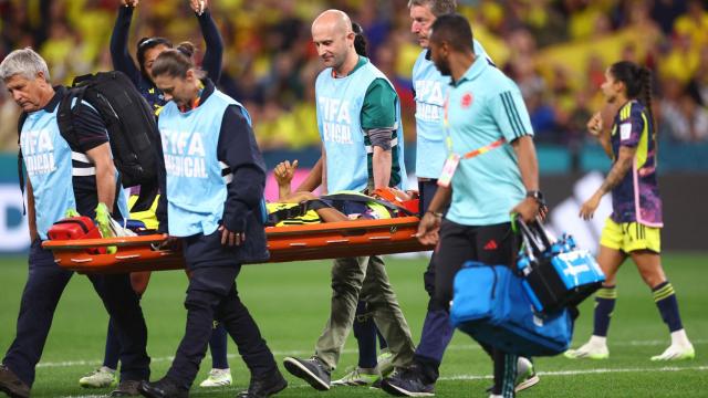 Carabalí, evacuada en camilla con el pulgar arriba.