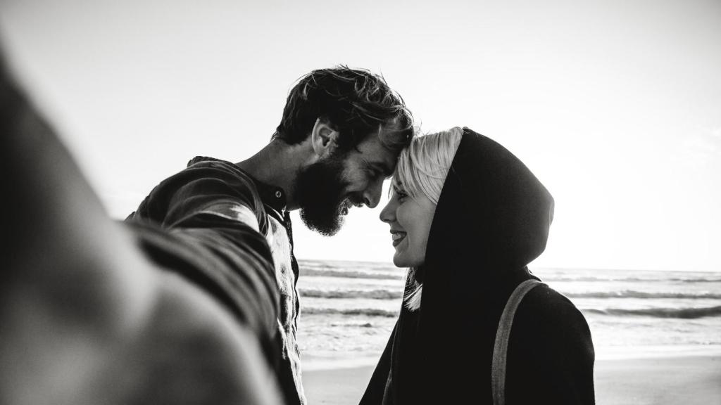 Una pareja que posa sin mirar a cámara