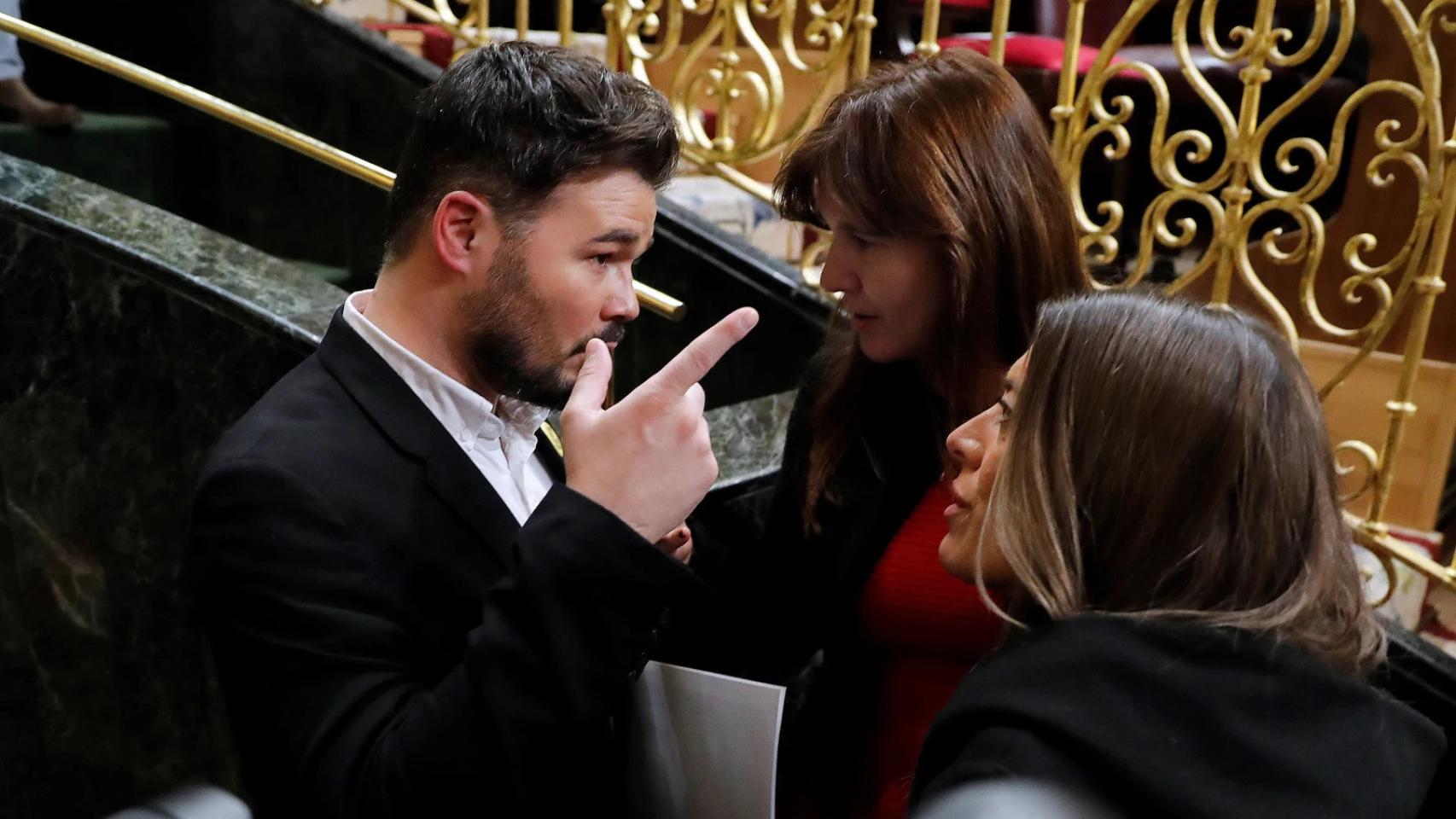 El portavoz de ERC, Gabriel Rufián, conversa con las diputadas de Junts Laura Borrás y Miriam Nogueras en una foto de archivo.