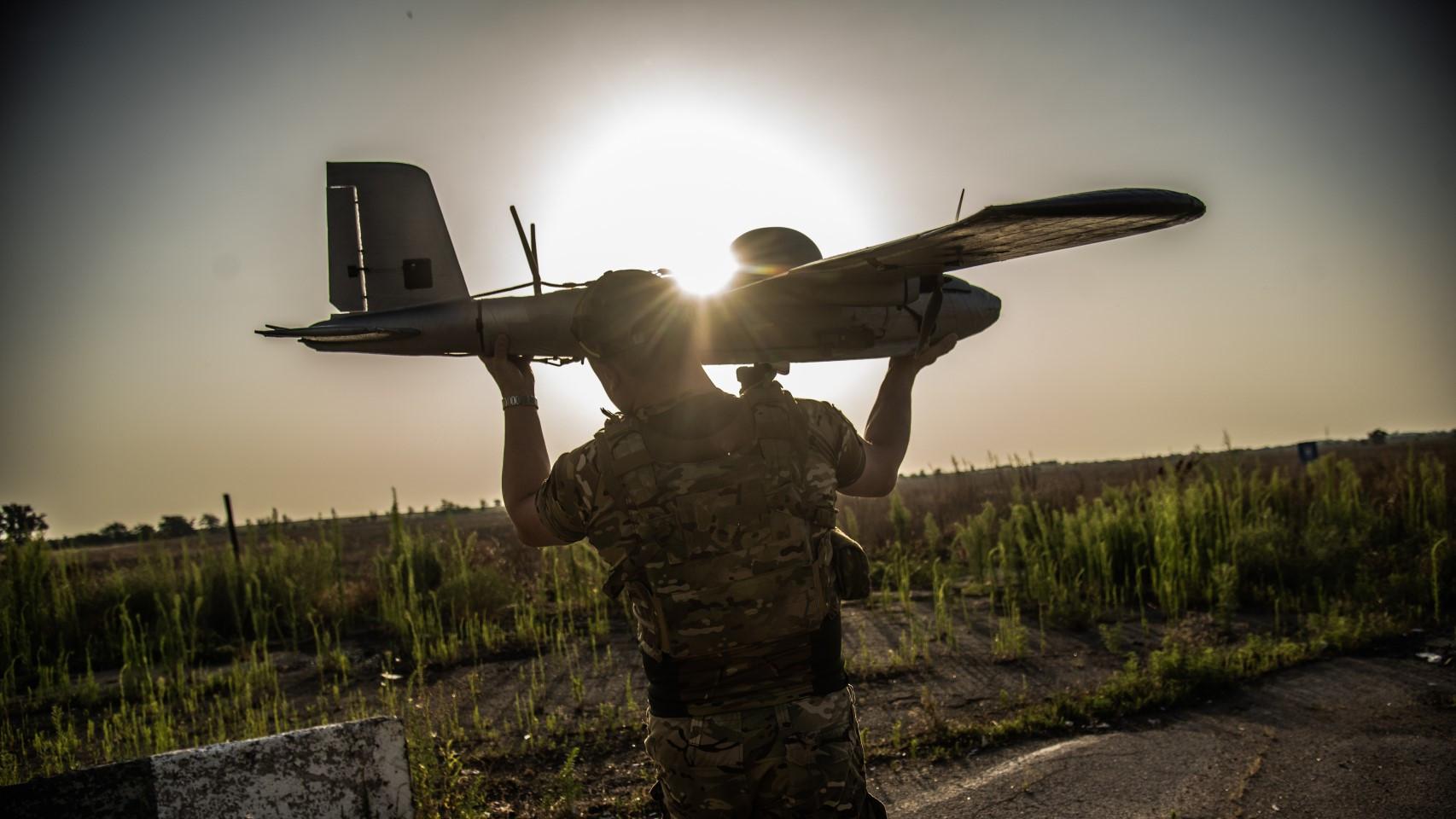 Un militar sosteniendo un dron.