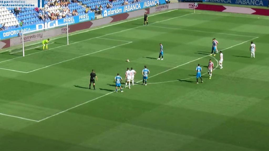 Lucas Pérez se prepara para lanzar el penalti.