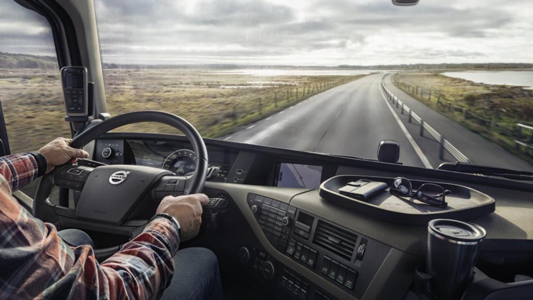 Camionero conduciendo.