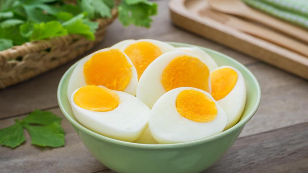 Huevos cocidos en un bol. Foto: iStock.