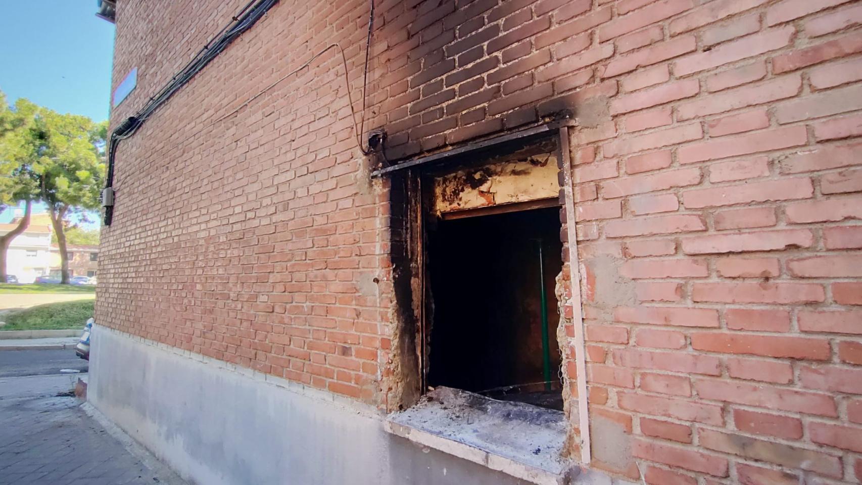 Ventana de la estancia donde se ha originado el incendio, en el número 70 de la calle san Pedro Cardeña.