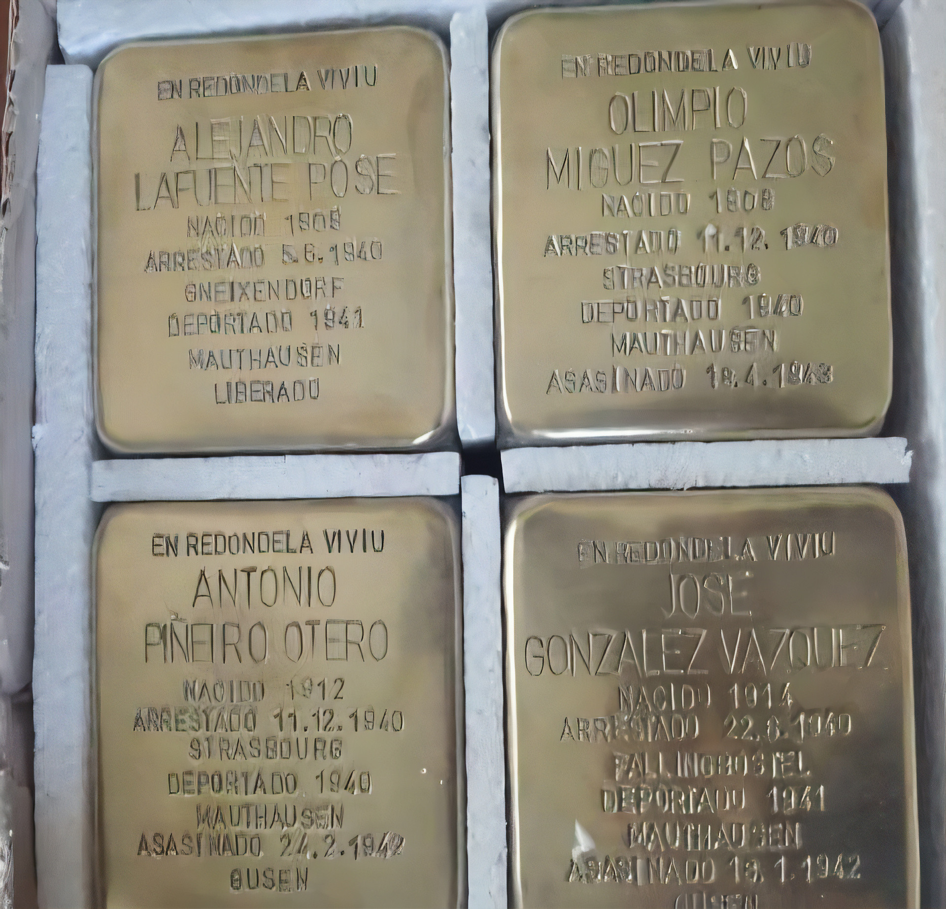 Adoquines de la memoria con los nombres de los cuatro redondelanos.