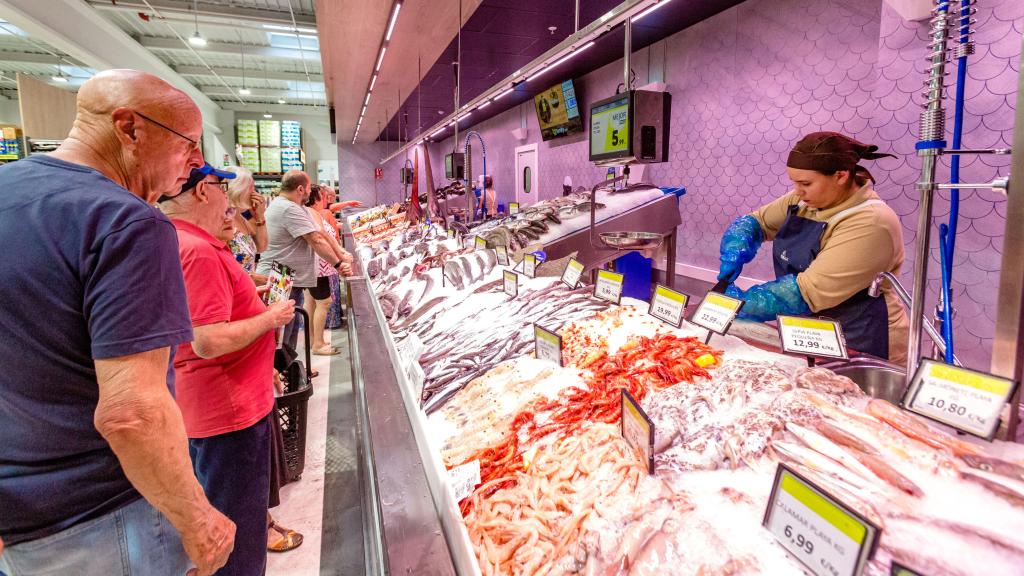 Varios clientes siendo atendidos en una de pescadería de Family Cash.
