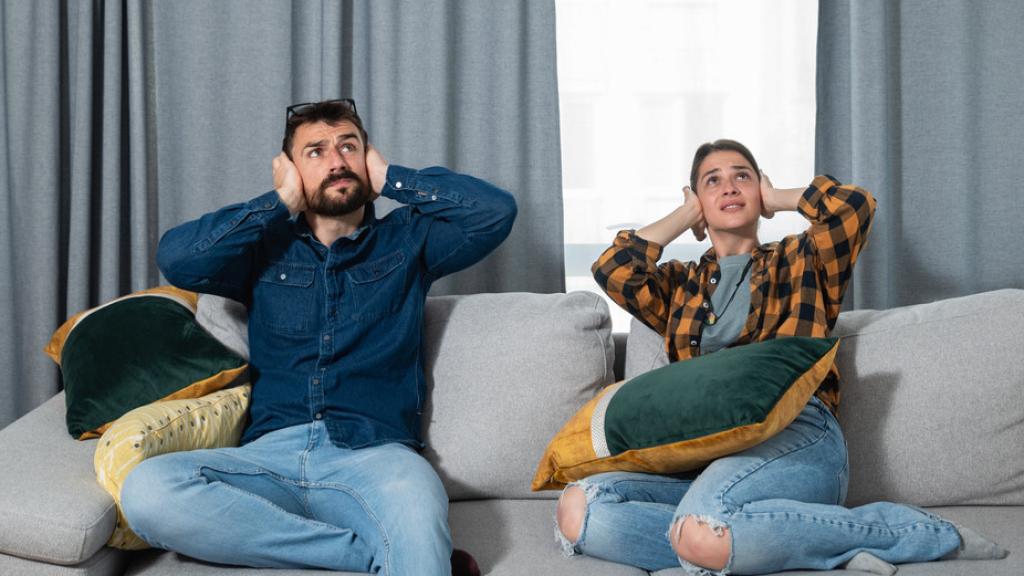 Una pareja no soporta el ruido de sus vecinos. Foto: iStock.
