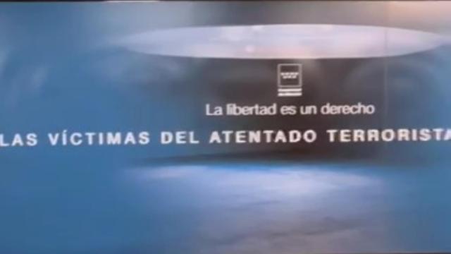 Lona en la estación de Atocha en memoria de las víctimas del 11-M.