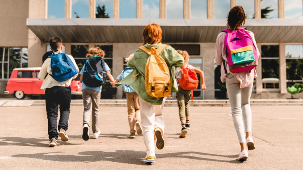 Niños de camino al colegio en una imagen de archivo.