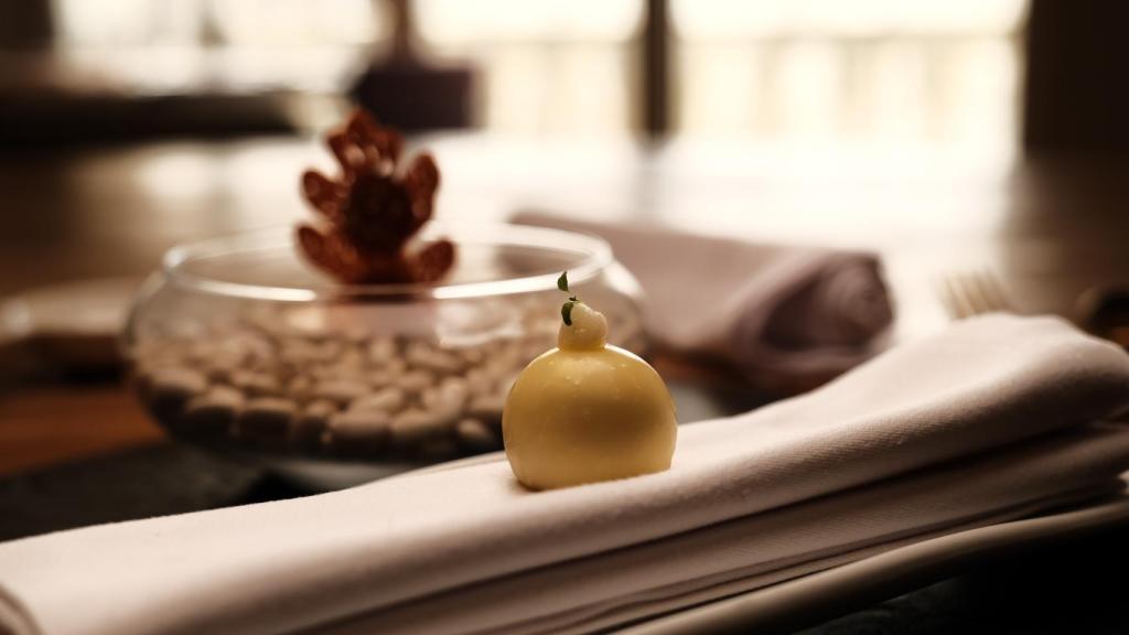 Dos de los platos del restaurante: la hoja de perdiz y la esfera de queso.