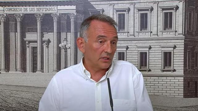 El secretario general del PCE, Enrique Santiago, este lunes en rueda de prensa.