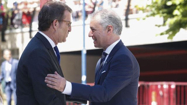 Alberto Núñez Feijóo saluda al lehendakari Íñigo Urkullu, en un acto de homenaje a Miguel Ángel Blanco.