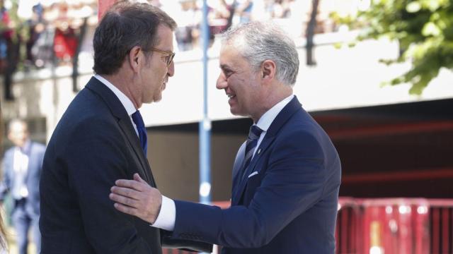 Alberto Núñez Feijóo saluda al lehendakari Íñigo Urkullu, en un acto de homenaje a Miguel Ángel Blanco.