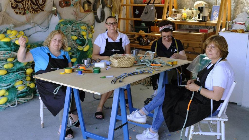 Rederas de Corme elaboran complementos para mascotas.