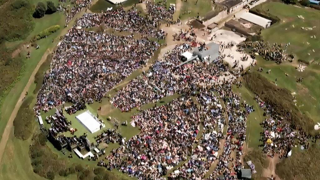 Vista aérea del Monte de San Pedro durante la misa.