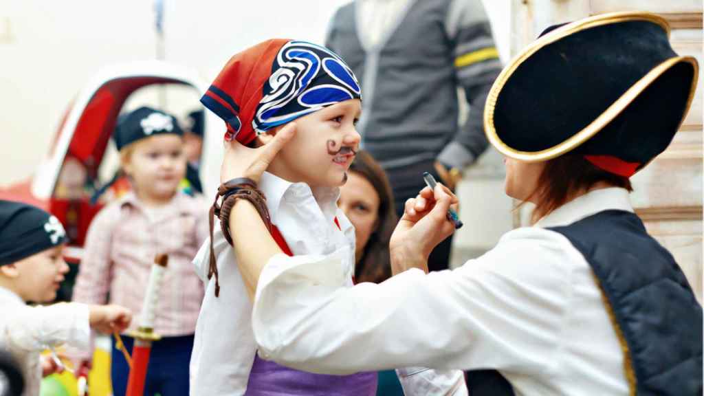 Un niño participa en una actividad con pintacaras.