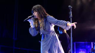 La dulce voz de Vanesa Martín y los DJs animan el último sábado de fiestas de Valladolid