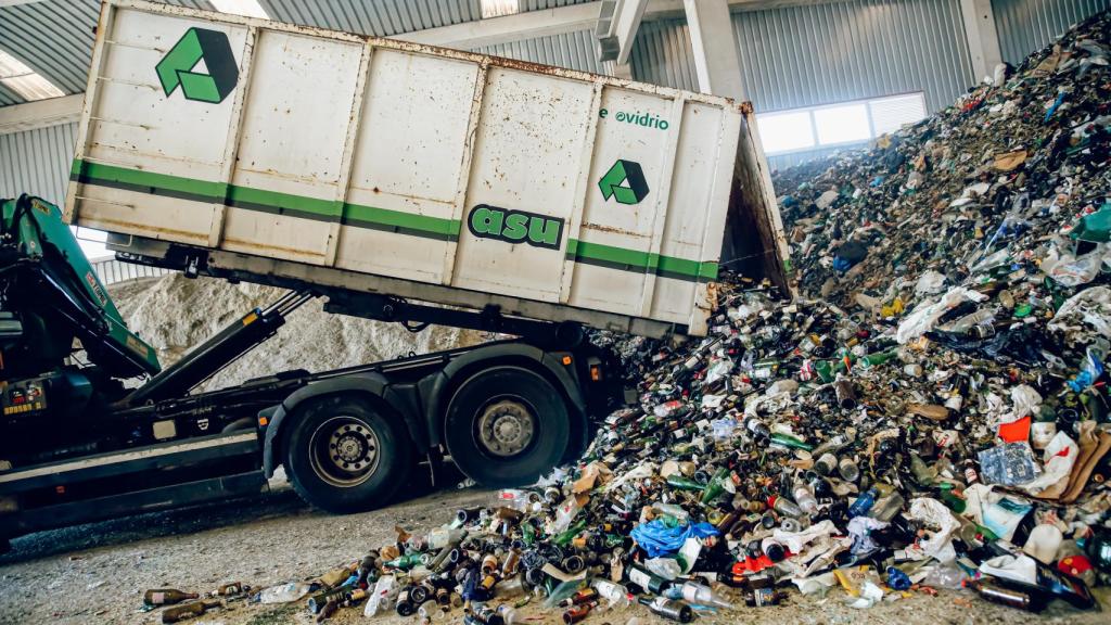 Un camión descarga el vidrio en la fábrica de vidrio Calcín Ibérico S.L. Quer, Guadalajara, Castilla La-Mancha.