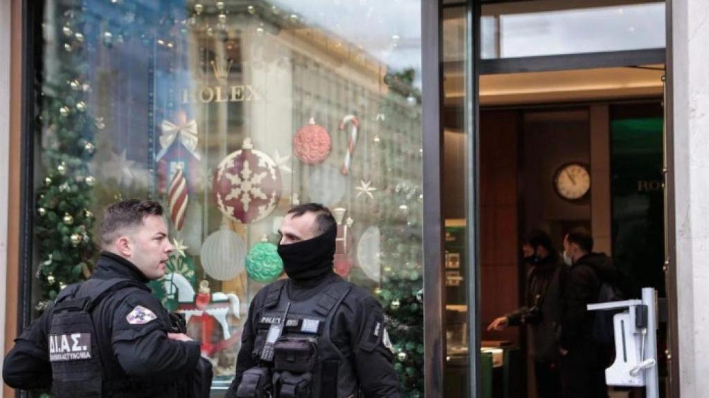 La Policía en una de las joyerías atracadas.