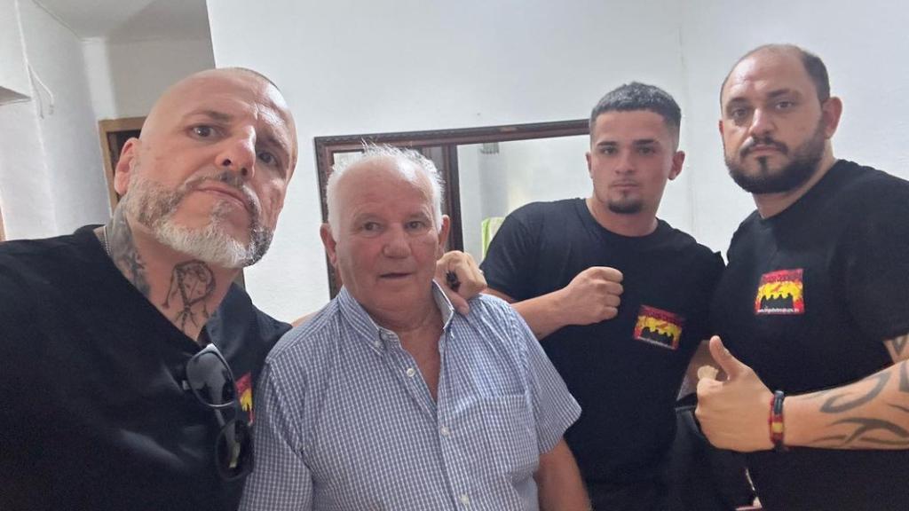 Óscar Ruíz y su equipo en la recuperación de una vivienda en Getafe.