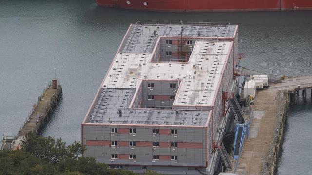 La barcaza Bibby Stockholm atracada en el puerto inglés de Portland (Dorset).