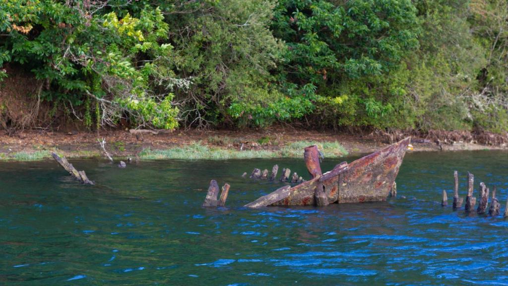 Residuo barco abandonado en la Ría de Betanzos