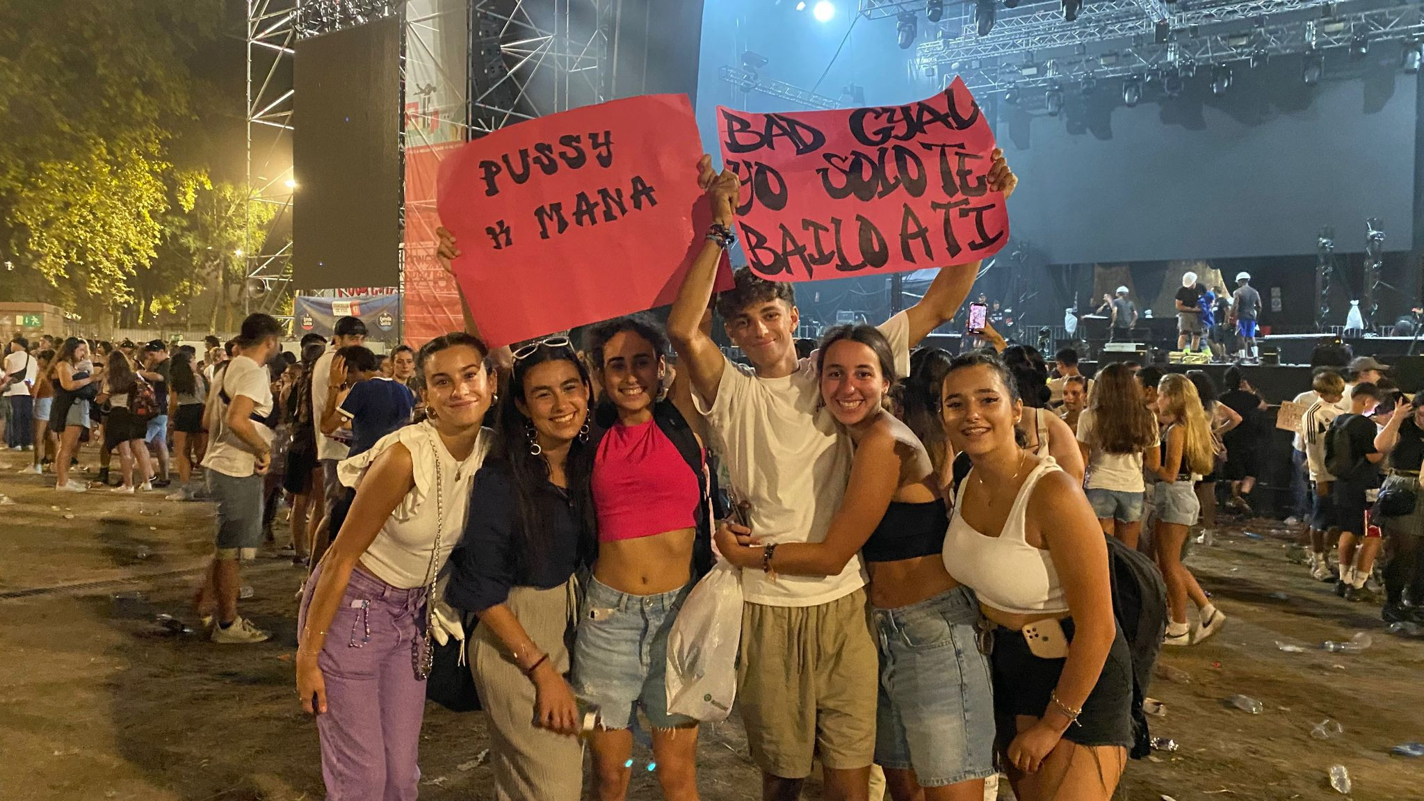 Un grupo de fans de Bad Gyal tras el concierto en Castrelos. Fotografía: Treintayseis