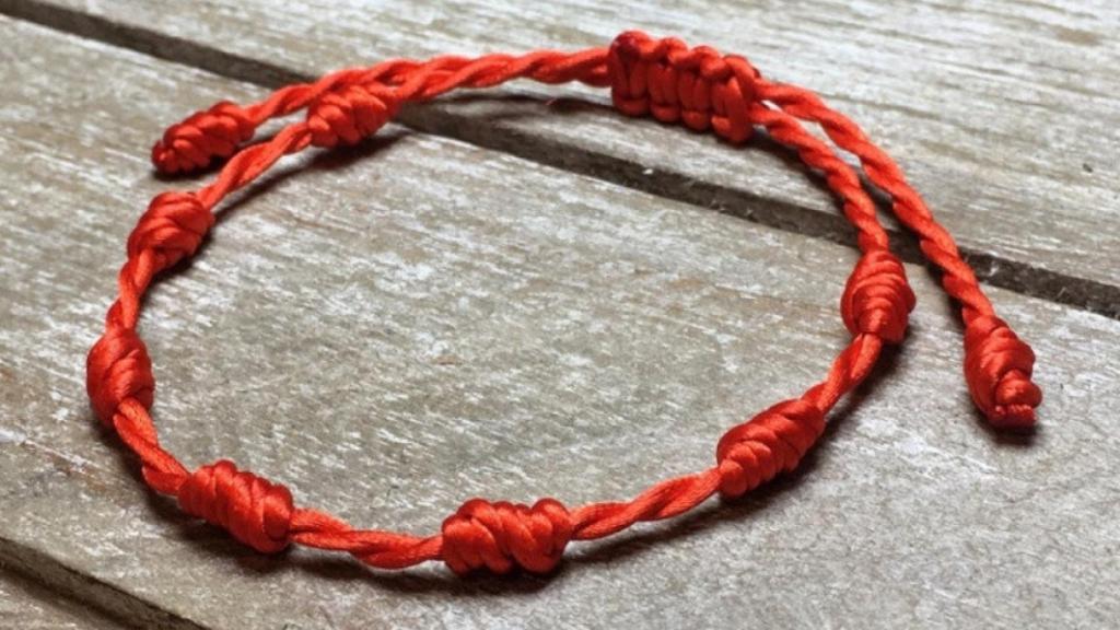 La pulsera roja de las vacaciones: cómo activarla y dónde debes ponértela