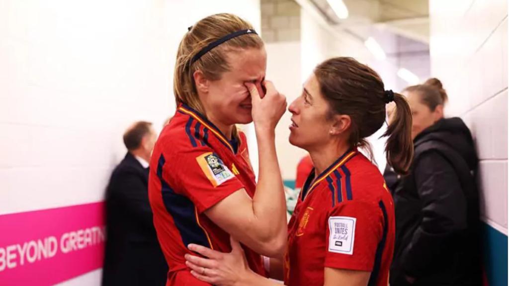 Irene Paredes llora emocionada junto a su mujer, Lucía Ybarra