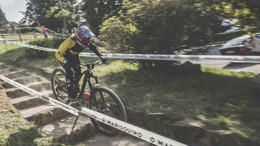 Descenso urbano en bicicleta de montaña por Vigo.