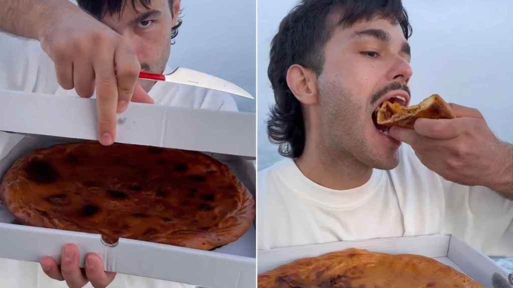 El tiktoker valenciano Peldanyos probando la empanada de choco.