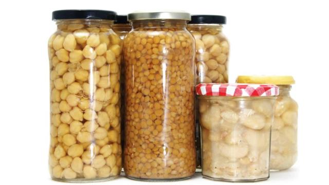 Legumbres cocidas en botes de vidrio.