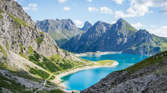 Foto de archivo de un lago azul.