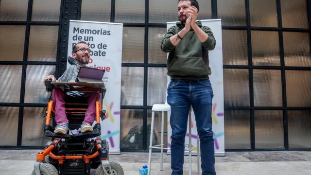 El exdiputado de Podemos Pablo Echenique, junto a Pablo Iglesias, en la presentación de su libro, en marzo.