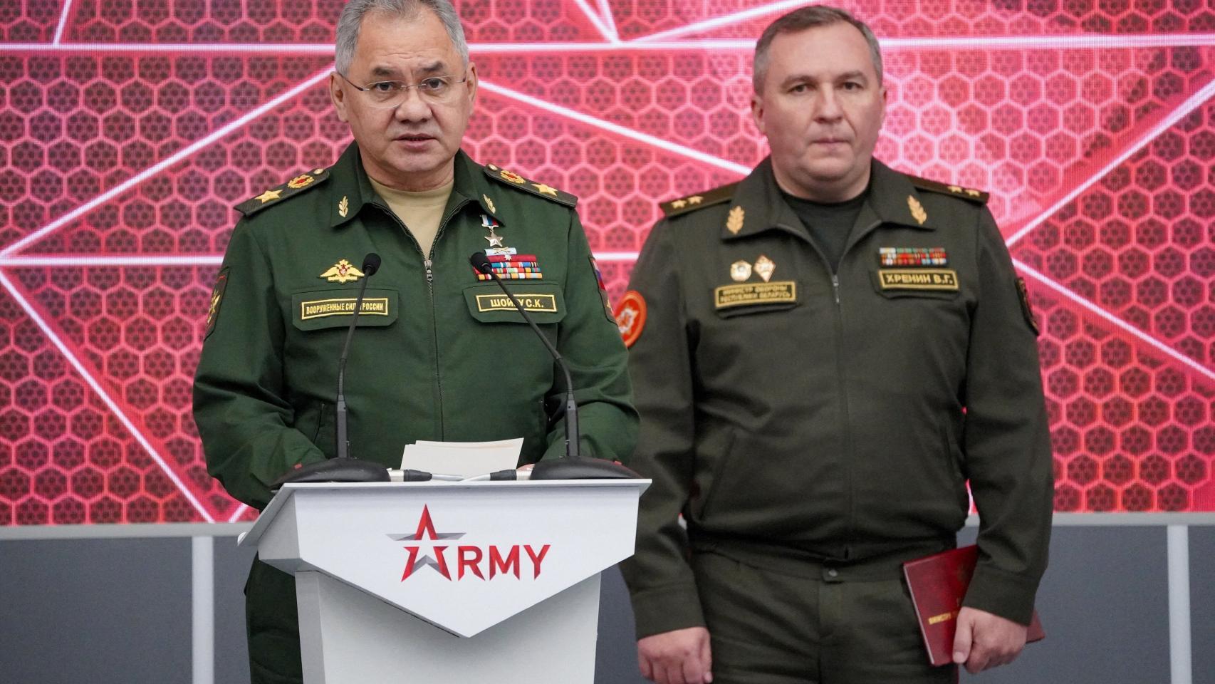 El ministro de Defensa ruso, Sergei Shoigu, y su homólogo bielorruso, Viktor Khrenin, en la feria militar Army-2023