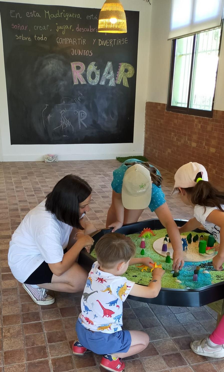 Ana Prieto con varios niños en La Madriguera de Pichi (Cedida).